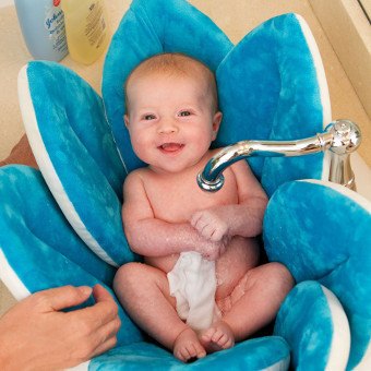 Badstödet Blooming bath ger babyn ett mjukare bad