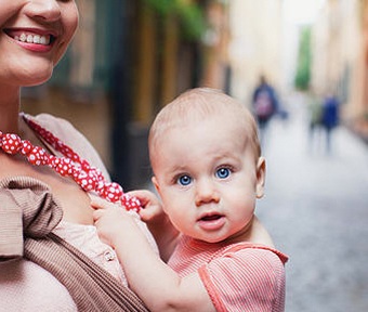 Fina halsband i textil hjälper barn att amma