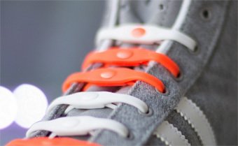 Elastiska skospännen ersätter skosnören för små barn