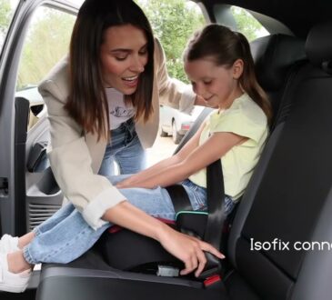 Bältekudde med barn som sitter på