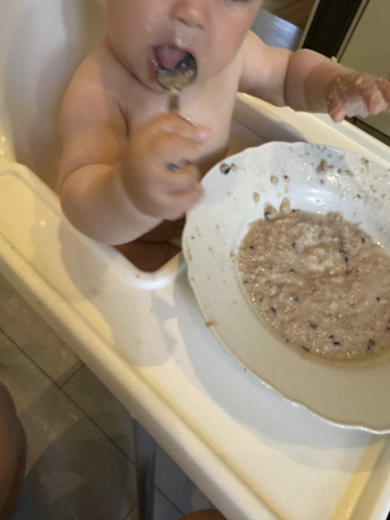 Barn äter GroGro gröt