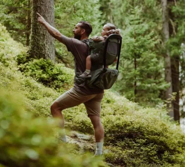 Man med barn i bärstol