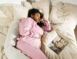 Gravid kvinna sover på sidan med Najell gravidkudde