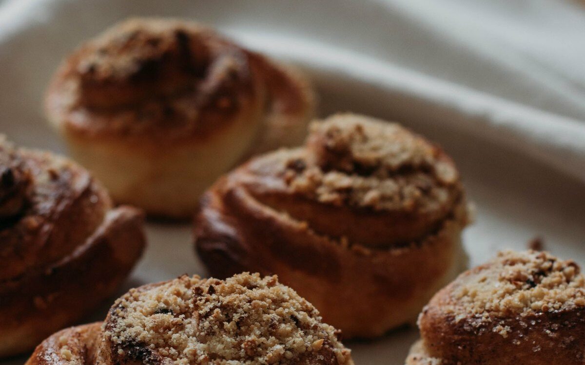Nybakade kanelbullar på en linneduk