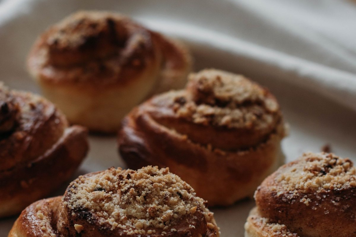Nybakade kanelbullar på en linneduk