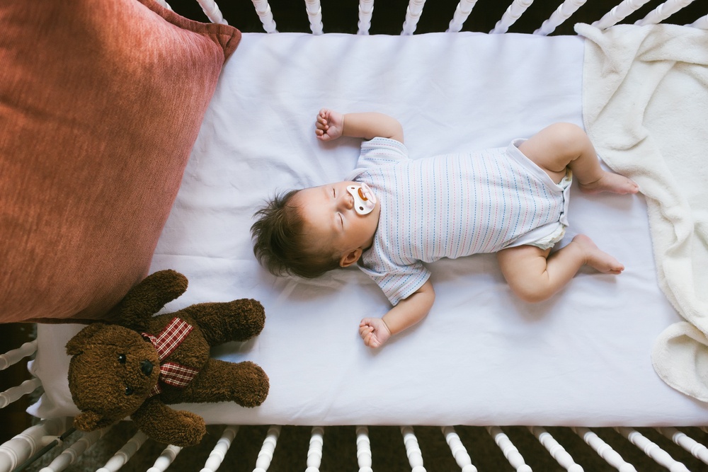 Bebis sover i säng